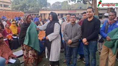 টাঙ্গাইলে জেলা প্রশাসনের উদ্যোগে শীতার্ত মানুষের মাঝে কম্বল বিতরণ